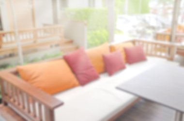 Ahşap açık yatak seti ile bulanık arka bahçe arka plan.