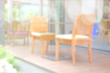 Ahşap masa seti yemek bulanık arka bahçe arka plan.