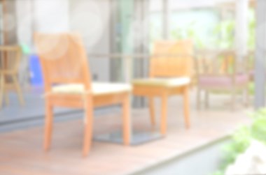 Ahşap masa seti yemek bulanık arka bahçe arka plan.