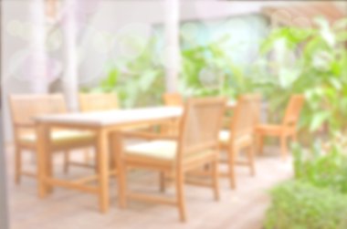 Ahşap masa seti yemek bulanık arka bahçe arka plan.