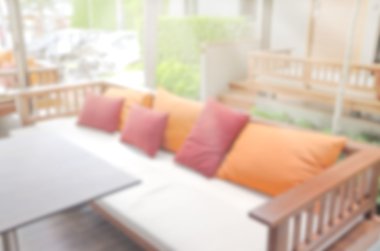 Ahşap açık yatak seti ile bulanık arka bahçe arka plan.