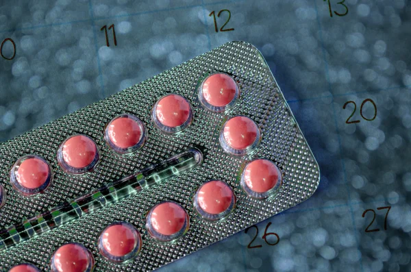 Pills and Calendar. — Stock Photo, Image