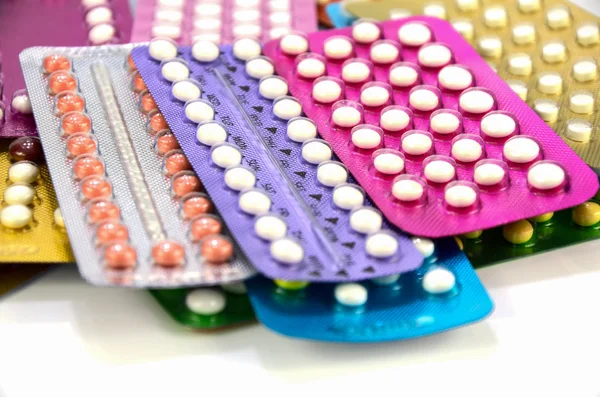 Tiras coloridas de pílula contraceptiva oral . — Fotografia de Stock