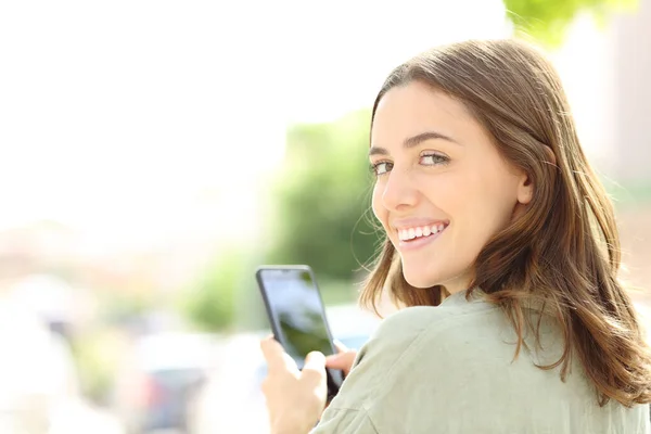 Mulher Feliz Usando Telefone Celular Sorrindo Para Câmera Rua — Fotografia de Stock