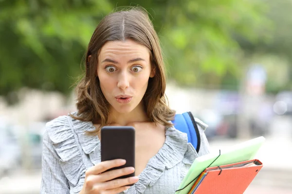 Vooraanzicht Portret Van Een Verraste Student Controleren Van Mobiele Telefoon — Stockfoto