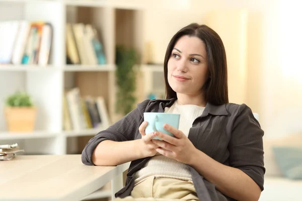 Kobieta Myśląca Patrząc Stronę Pijąca Kawę Siedząc Domu — Zdjęcie stockowe