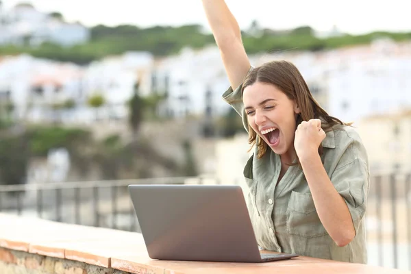 Spännande Kvinna Firar Goda Nyheter Kontroll Laptop Balkong Stad Semester — Stockfoto