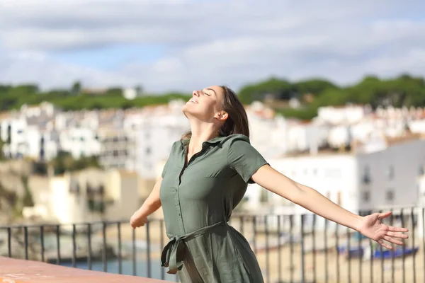 Mujer Feliz Respirando Aire Fresco Estirando Los Brazos Balcón Una —  Fotos de Stock