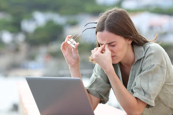 Mulher Estressada Usando Laptop Sofrendo Fadiga Ocular Reclamando Livre Uma — Fotografia de Stock