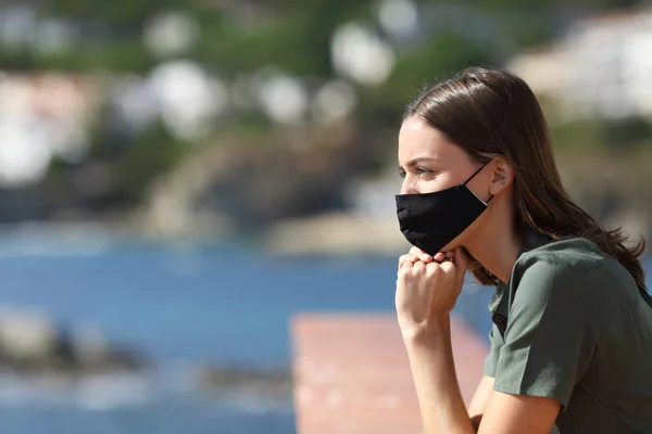Profil Einer Frau Mit Maske Die Dem Coronavirus Urlaub Strand — Stockfoto