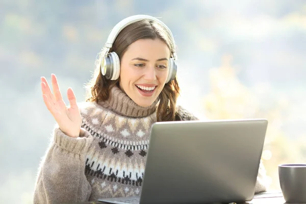 Mujer Feliz Teniendo Una Videollamada Con Portátil Usando Suéter Aire —  Fotos de Stock