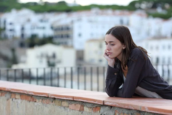 Sad Woman Complaining Alone Looking Balcony Town Beach — Stock Photo, Image