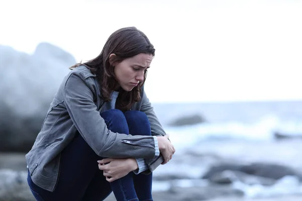 Porträt Einer Traurigen Frau Die Allein Strand Sitzt — Stockfoto