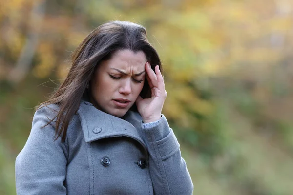 Gestresste Frau Klagt Winter Über Migräne Beim Spazierengehen Einem Park — Stockfoto