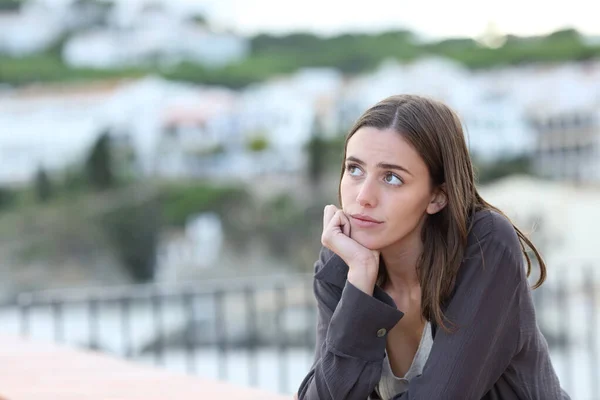 Femme Inquiète Pensant Côté Balcon Dans Une Ville Plage Vacances — Photo
