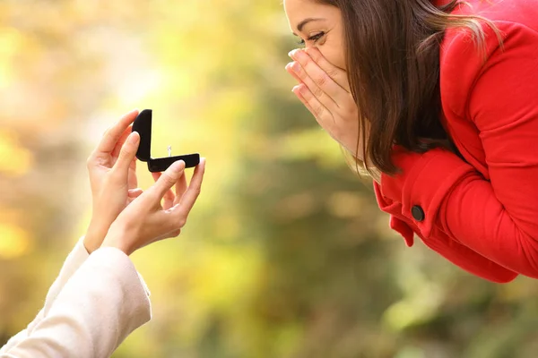 Vista Lateral Close Par Mulheres Lésbicas Apaixonadas Durante Proposta Casamento — Fotografia de Stock