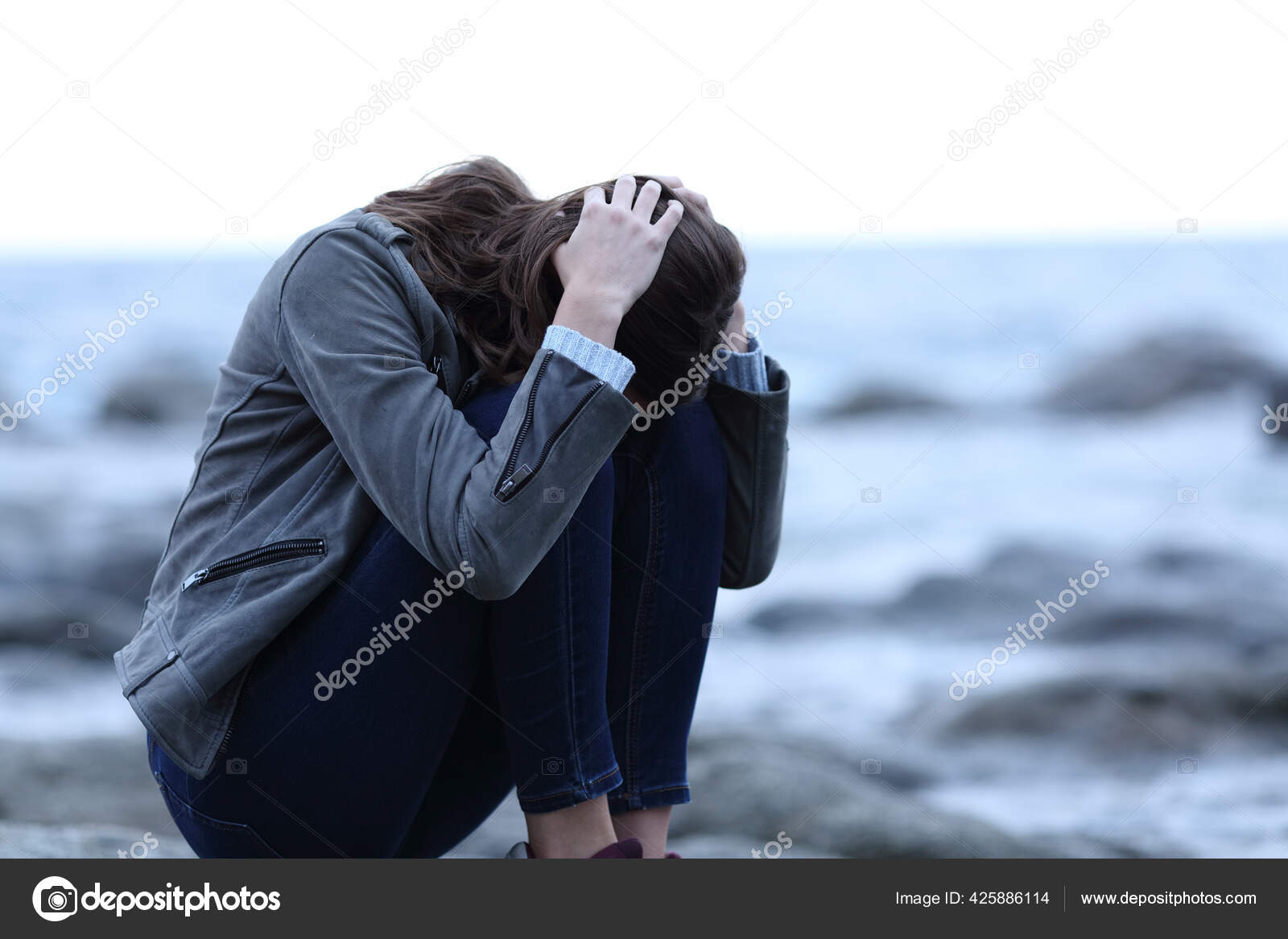 Foto de Triste Mulher Sentada Sozinha e mais fotos de stock de