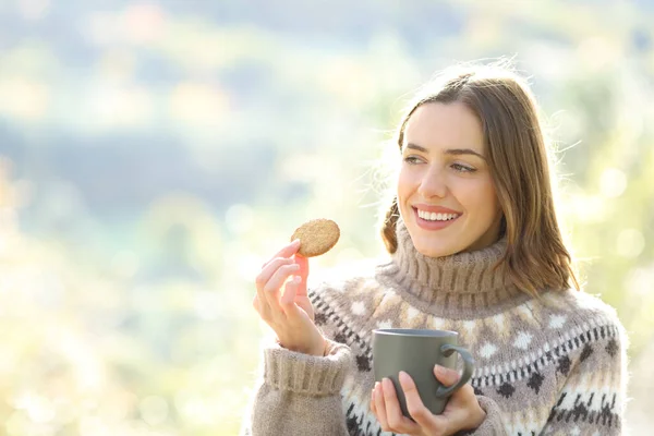 Mulher Feliz Comer Biscoito Beber Café Montanha Inverno — Fotografia de Stock