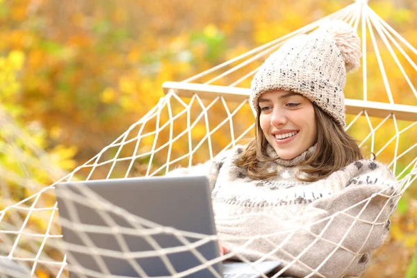 Mulher Feliz Deitada Rede Usando Laptop Outono Uma Floresta — Fotografia de Stock