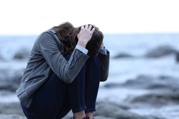 Femeie Tristă Disperată Plânge Singură Stând Plajă — Fotografie, imagine de stoc
