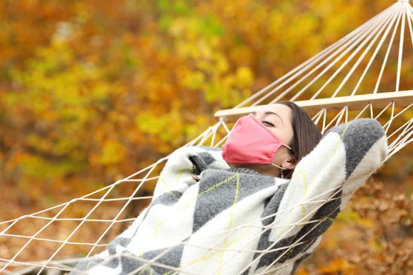 Mujer Relajada Con Máscara Protectora Descansando Hamaca Bosque Temporada Otoño — Foto de Stock