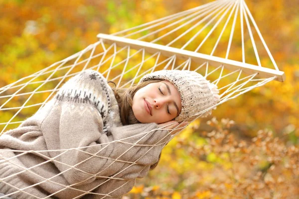 Belleza Mujer Durmiendo Cómodamente Hamaca Cuerda Bosque Temporada Otoño —  Fotos de Stock