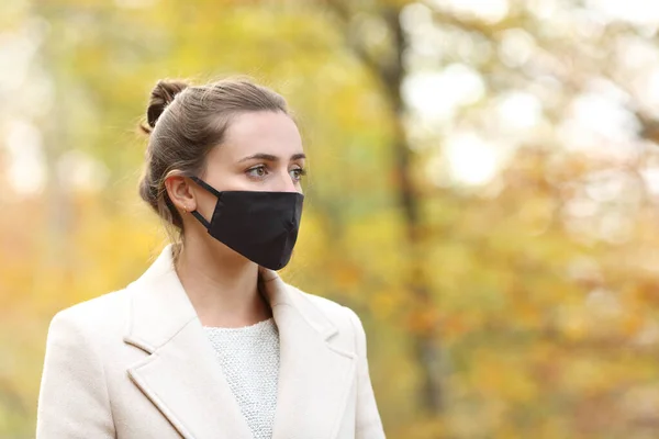 Ernste Frau Mit Maske Spaziert Winter Durch Einen Park Und — Stockfoto