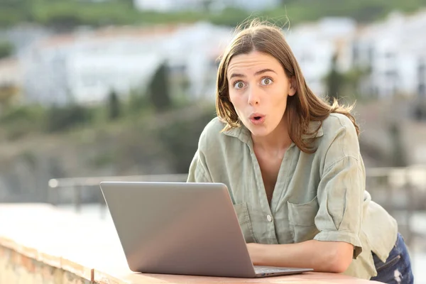 Überraschte Frau Blickt Mit Laptop Auf Balkon Einer Wohnung Einer — Stockfoto