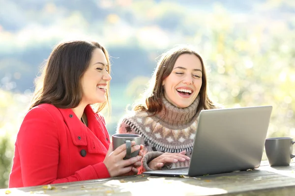 Två Glada Vänner Skrattar Tittar Laptop Innehåll Vintern Sitter Berget — Stockfoto