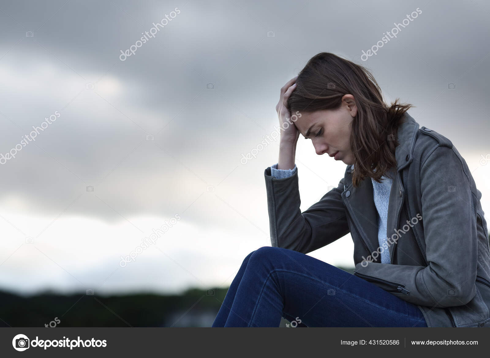 Menina triste sentada sozinha no chão