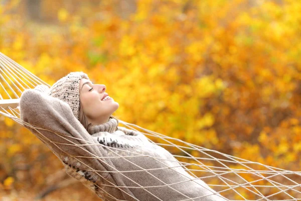 Perfil Una Mujer Feliz Acostada Una Hamaca Cuerda Temporada Otoño —  Fotos de Stock