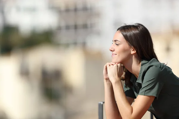 Mulher Satisfeita Contemplando Vistas Varanda Uma Cidade Dia Ensolarado Verão — Fotografia de Stock