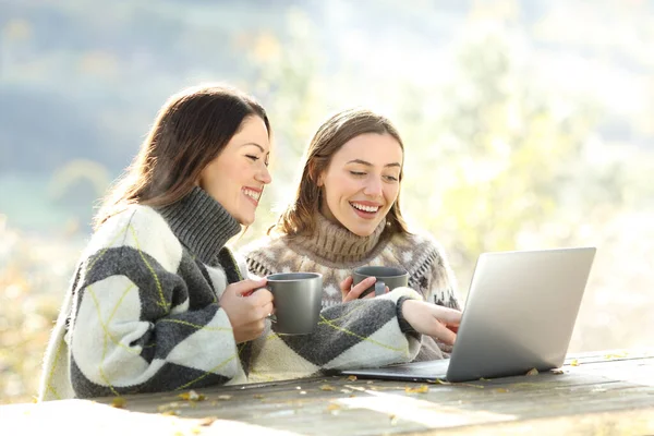 Zwei Glückliche Freunde Sitzen Winter Mit Laptop Auf Einer Parkbank — Stockfoto