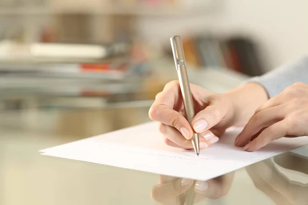 Close Van Vrouw Handen Schrijven Brief Papier Blad Glazen Tafel — Stockfoto