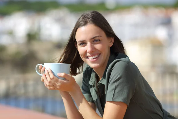 Mujer Feliz Mira Cámara Sosteniendo Taza Café Balcón Del Hotel —  Fotos de Stock