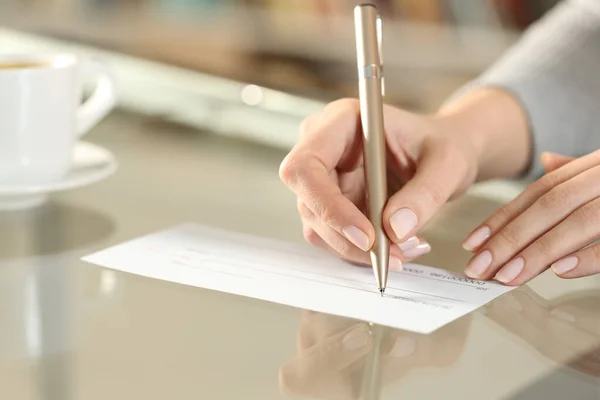 Close Van Een Vrouw Hand Schrijven Bank Cheque Een Betaling — Stockfoto