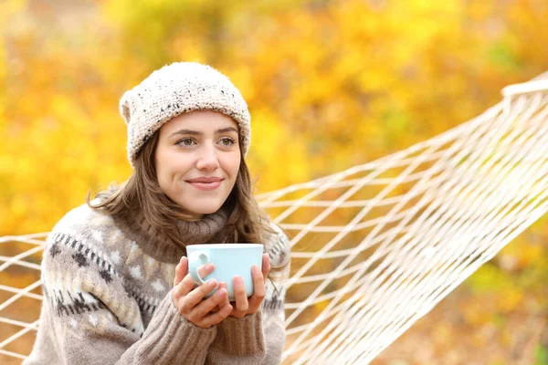 Mulher Feliz Contemplando Vistas Segurando Caneca Café Sentado Rede Férias — Fotografia de Stock