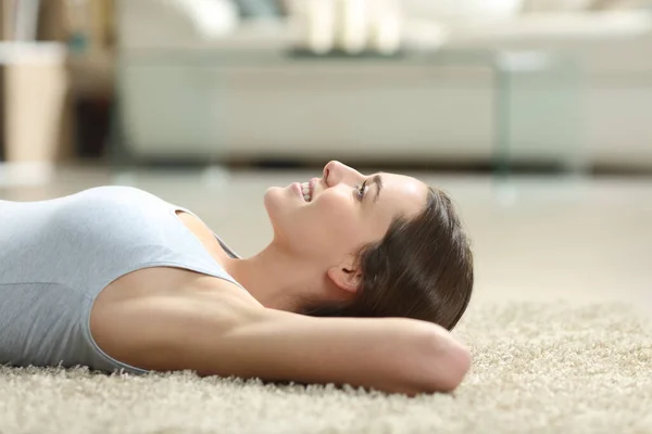 Retrato Una Mujer Feliz Relajándose Con Axila Encerada Acostada Una — Foto de Stock