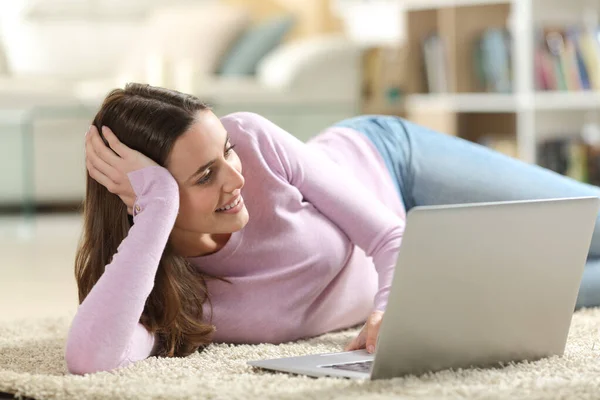 Glückliche Frau Sieht Medien Laptop Hause Auf Dem Boden Lynchen — Stockfoto