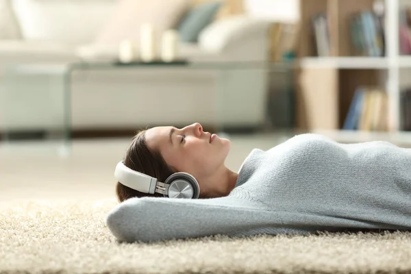 Side View Portrait Relaxed Woman Listening Music Headphones Lying Carpet — Stock Photo, Image
