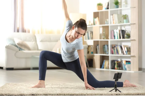 Mujer Frustrada Learning Yoga Posa Viendo Video Tutorial Línea Teléfono — Foto de Stock
