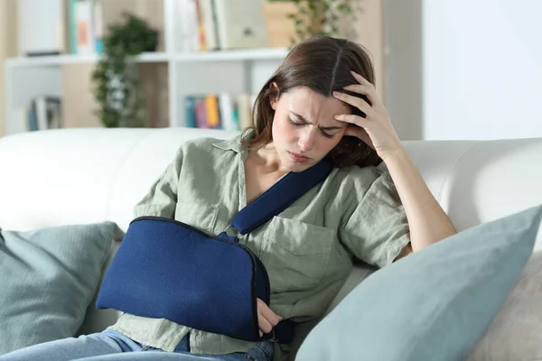 Mulher Deficiente Preocupado Com Braço Quebrado Reclamando Sentado Sofá Sala — Fotografia de Stock