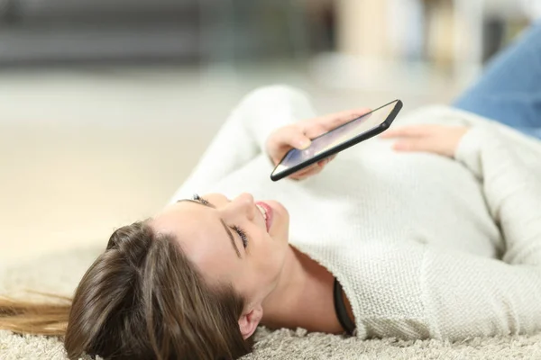 Glücklicher Teenager Mit Spracherkennung Smartphone Der Hause Auf Dem Boden — Stockfoto