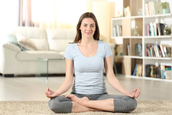 Vue Face Une Femme Heureuse Faisant Yoga Maison Regardant Caméra — Photo