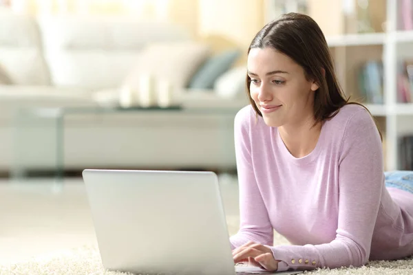 Mulher Relaxada Usando Laptop Deitado Chão Casa — Fotografia de Stock