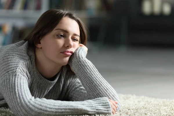 Znuděný Dospívající Dívá Pryč Ležící Podlaze Doma — Stock fotografie