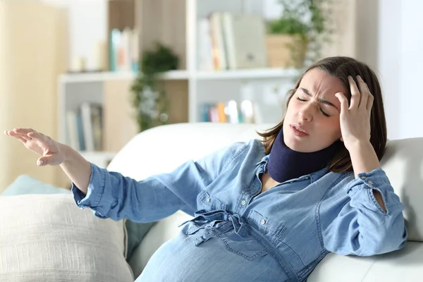 Femme Enceinte Handicapée Vertigineuse Avec Attelle Cervicale Assise Sur Canapé — Photo