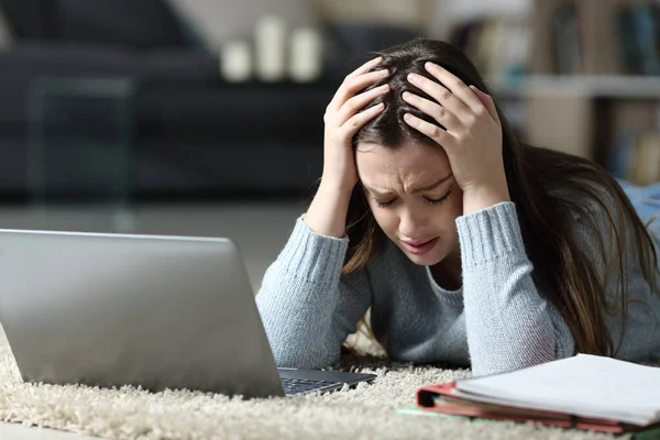 Estudante Triste Com Laptop Notebook Reclamando Deitado Chão Noite Casa — Fotografia de Stock