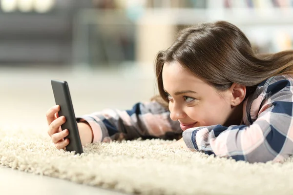 Mutlu Gençler Evdeki Oturma Odasındaki Halıya Uzanmış Akıllı Telefon Içeriğini — Stok fotoğraf