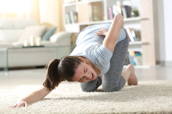 Mujer Sufriendo Dolor Espalda Ejercicio Yoga Derretimiento Corazón Pose Casa — Foto de Stock